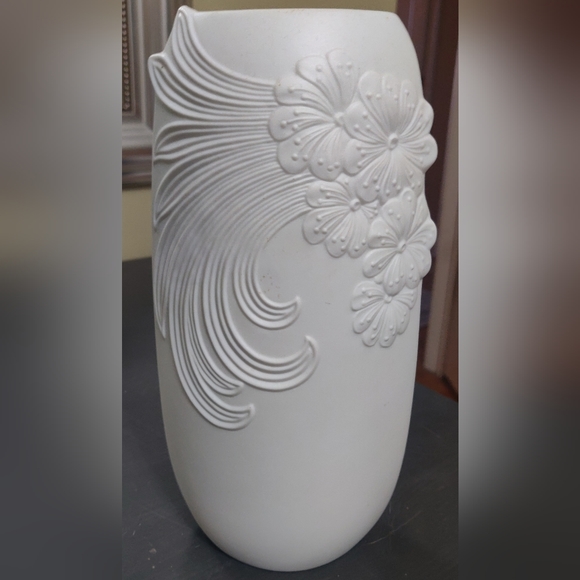 Vintage Kaiser Germany Porcelain Vase - Picture 2 of 4